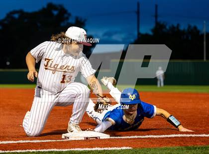 Thumbnail 2 in Vandebilt @ Terrebonne photogallery.