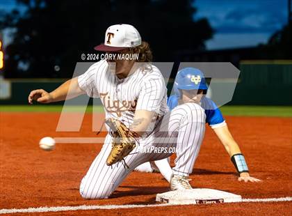 Thumbnail 1 in Vandebilt @ Terrebonne photogallery.