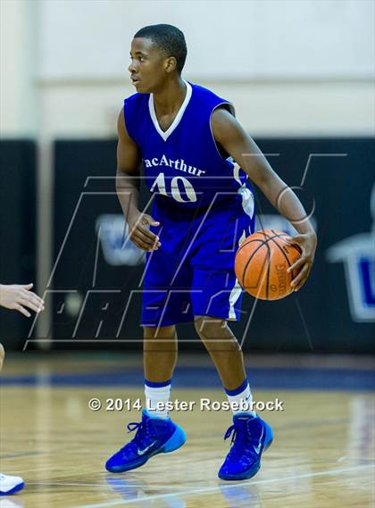 Thumbnail 1 in MacArthur vs Warren B photogallery.