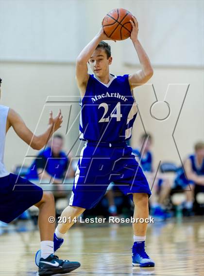 Thumbnail 1 in MacArthur vs Warren B photogallery.