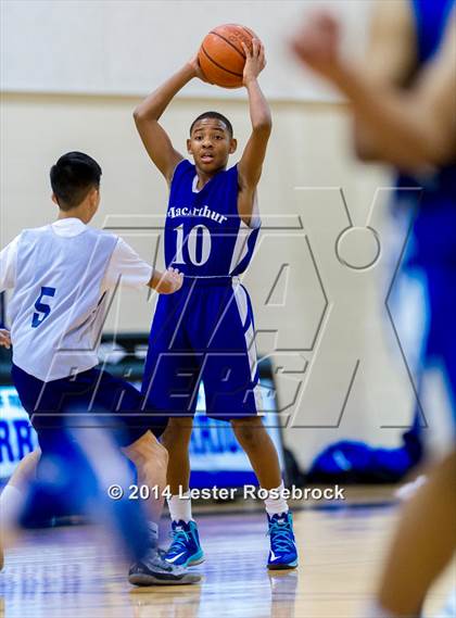 Thumbnail 1 in MacArthur vs Warren B photogallery.