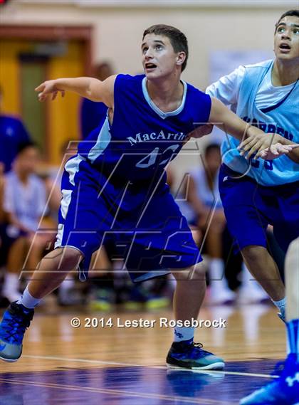 Thumbnail 1 in MacArthur vs Warren B photogallery.