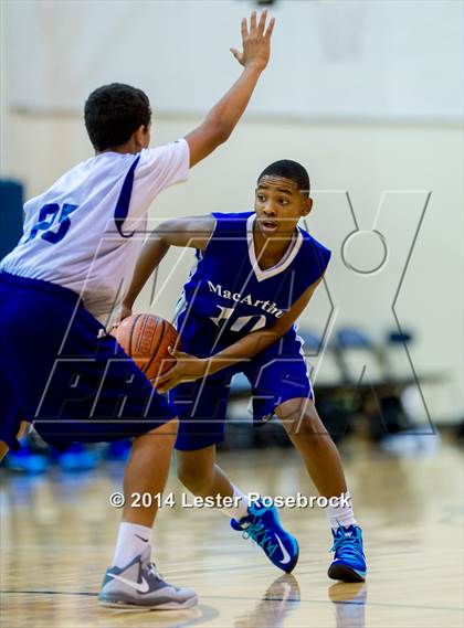 Thumbnail 1 in MacArthur vs Warren B photogallery.