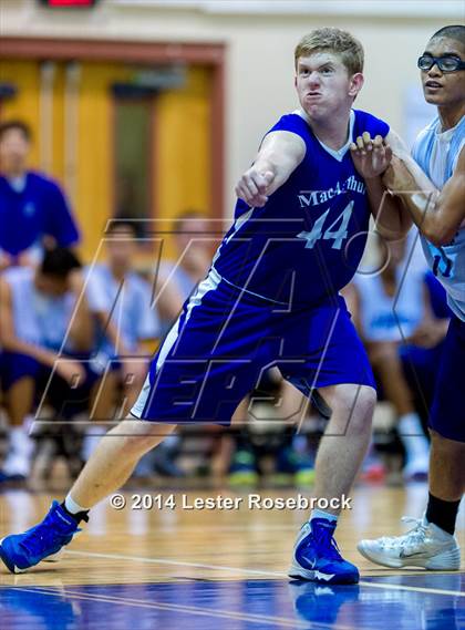 Thumbnail 1 in MacArthur vs Warren B photogallery.