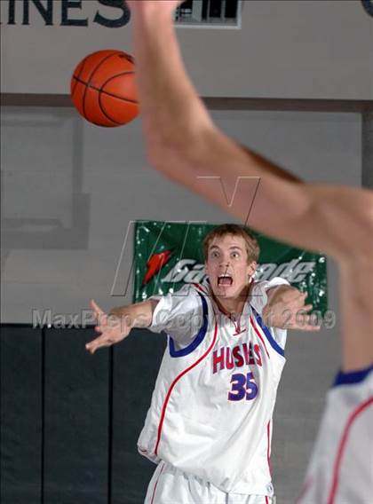 Thumbnail 2 in Reno vs. Pasadena (MaxPreps Holiday Classic) photogallery.