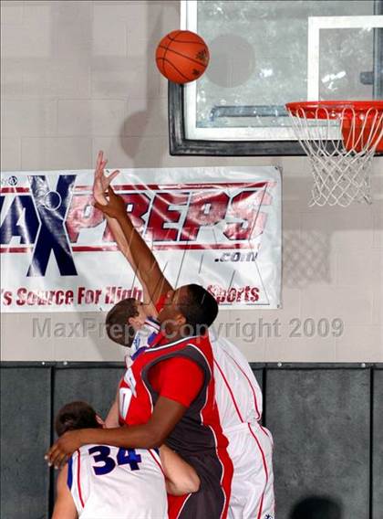 Thumbnail 2 in Reno vs. Pasadena (MaxPreps Holiday Classic) photogallery.