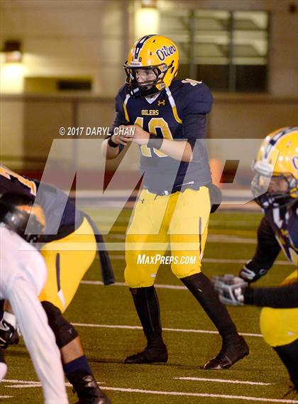 Thumbnail 1 in Apple Valley vs. Montebello (CIFSS D10 Second Round) photogallery.