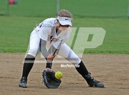 Thumbnail 2 in E.O. Smith/Tolland vs  Amity Regional (CIAC Class LL Quarterfinal) photogallery.
