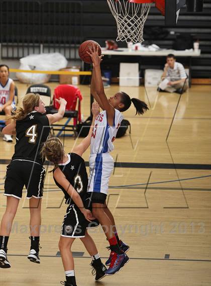 Thumbnail 1 in Canyon vs. Los Alamitos (So Cal Holiday Classic) photogallery.
