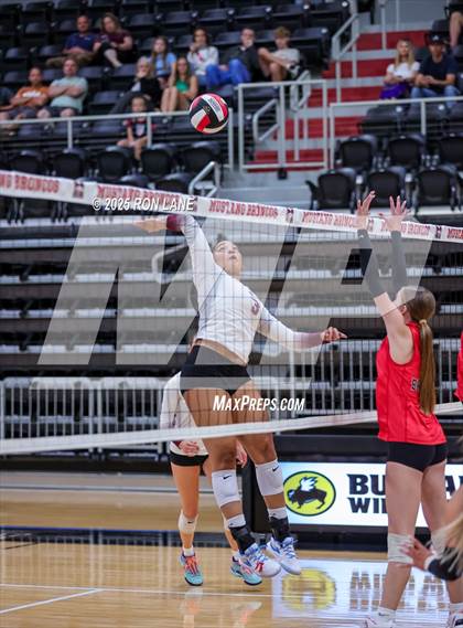 Thumbnail 3 in Edmond Memorial @ Mustang photogallery.