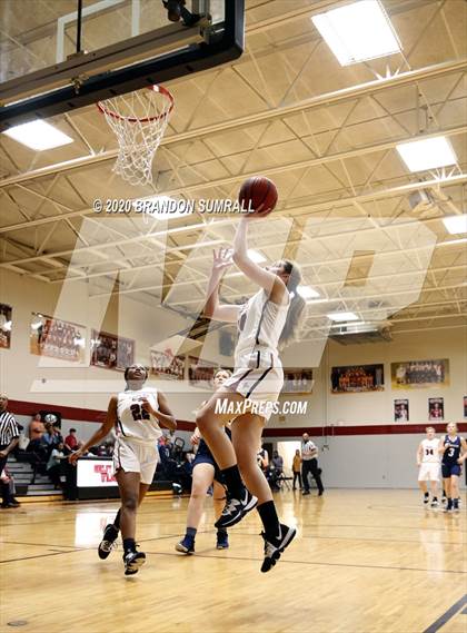 Thumbnail 2 in Shelby County vs Jemison (AHSAA 5A - Region 6 Tournament) photogallery.