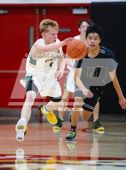 Thumbnail 1 in Moorpark vs Van nuys (Wolverine Invitational) photogallery.