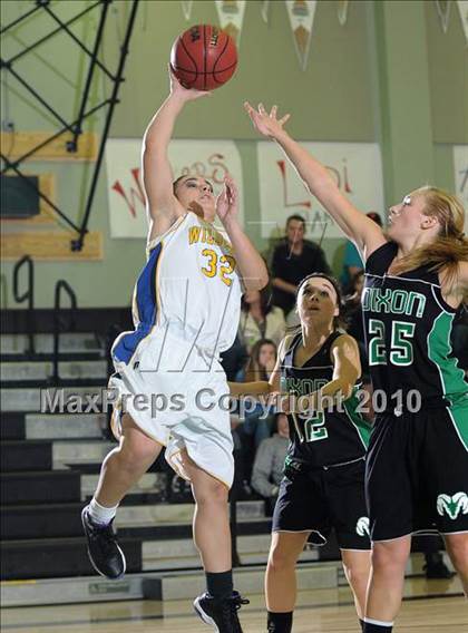 Thumbnail 3 in Dixon vs. Wood (Ram Jam Winter Classic) photogallery.