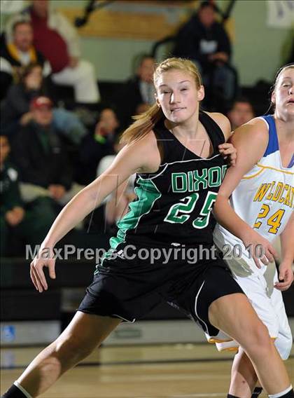 Thumbnail 3 in Dixon vs. Wood (Ram Jam Winter Classic) photogallery.