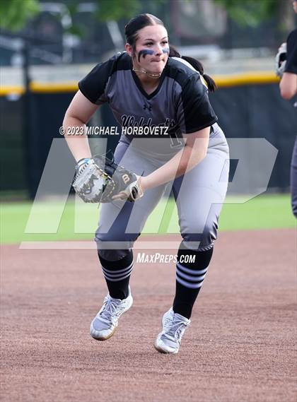 Thumbnail 1 in Keller vs. Guyer (UIL 6A Regional Final) photogallery.