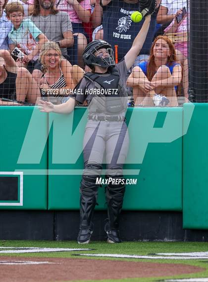Thumbnail 3 in Keller vs. Guyer (UIL 6A Regional Final) photogallery.