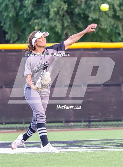Thumbnail 2 in Keller vs. Guyer (UIL 6A Regional Final) photogallery.