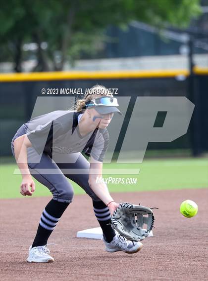 Thumbnail 2 in Keller vs. Guyer (UIL 6A Regional Final) photogallery.
