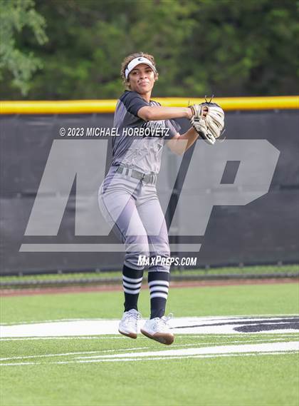 Thumbnail 2 in Keller vs. Guyer (UIL 6A Regional Final) photogallery.