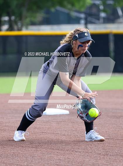 Thumbnail 2 in Keller vs. Guyer (UIL 6A Regional Final) photogallery.