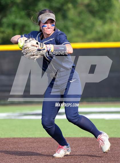 Thumbnail 1 in Keller vs. Guyer (UIL 6A Regional Final) photogallery.