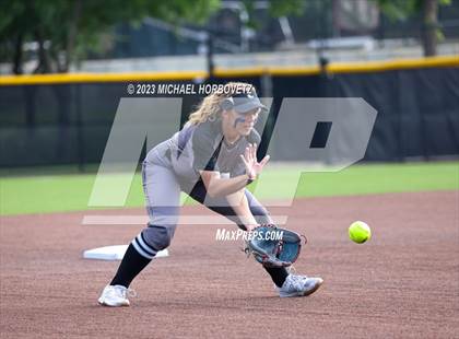 Thumbnail 2 in Keller vs. Guyer (UIL 6A Regional Final) photogallery.