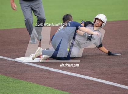 Thumbnail 3 in Keller vs. Guyer (UIL 6A Regional Final) photogallery.