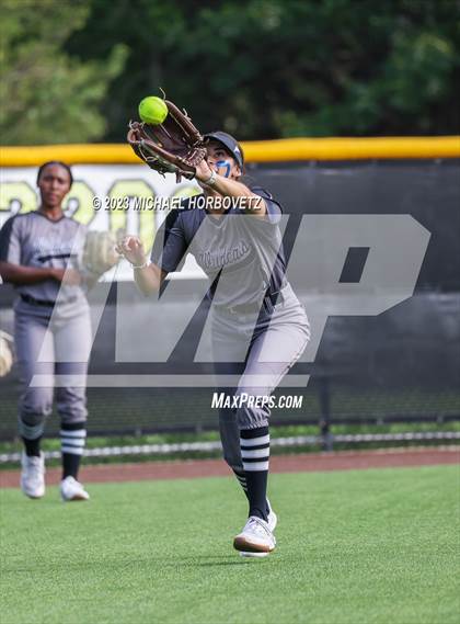 Thumbnail 1 in Keller vs. Guyer (UIL 6A Regional Final) photogallery.