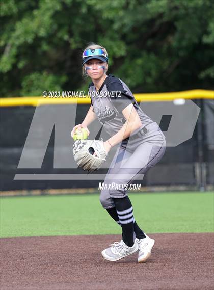 Thumbnail 3 in Keller vs. Guyer (UIL 6A Regional Final) photogallery.