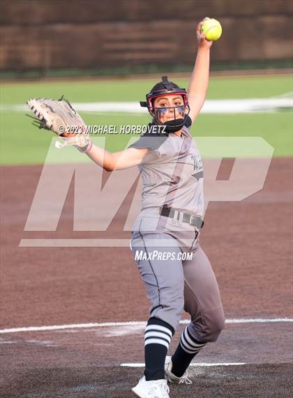 Thumbnail 1 in Keller vs. Guyer (UIL 6A Regional Final) photogallery.
