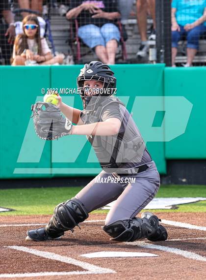 Thumbnail 3 in Keller vs. Guyer (UIL 6A Regional Final) photogallery.