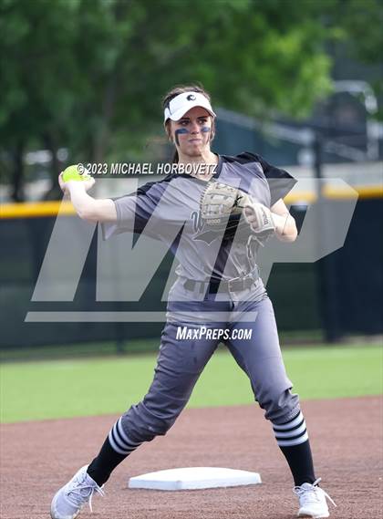 Thumbnail 2 in Keller vs. Guyer (UIL 6A Regional Final) photogallery.