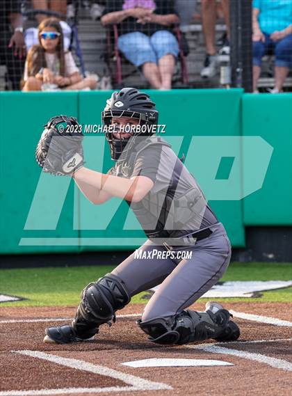 Thumbnail 2 in Keller vs. Guyer (UIL 6A Regional Final) photogallery.