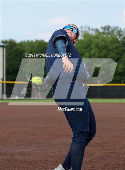 Thumbnail 2 in Keller vs. Guyer (UIL 6A Regional Final) photogallery.