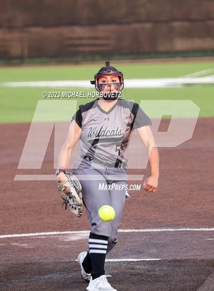 Thumbnail 1 in Keller vs. Guyer (UIL 6A Regional Final) photogallery.