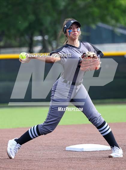 Thumbnail 3 in Keller vs. Guyer (UIL 6A Regional Final) photogallery.