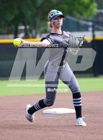 Thumbnail 1 in Keller vs. Guyer (UIL 6A Regional Final) photogallery.