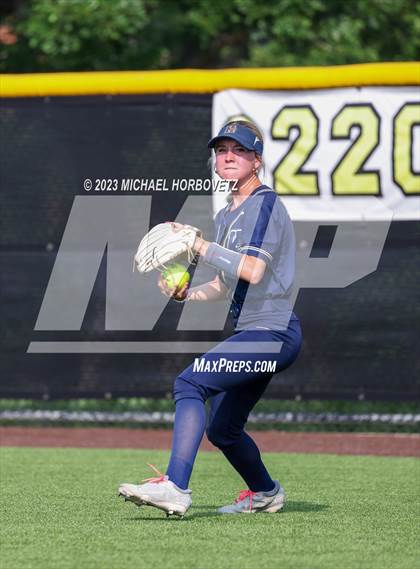 Thumbnail 3 in Keller vs. Guyer (UIL 6A Regional Final) photogallery.