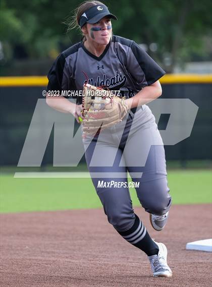 Thumbnail 3 in Keller vs. Guyer (UIL 6A Regional Final) photogallery.