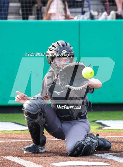 Thumbnail 2 in Keller vs. Guyer (UIL 6A Regional Final) photogallery.