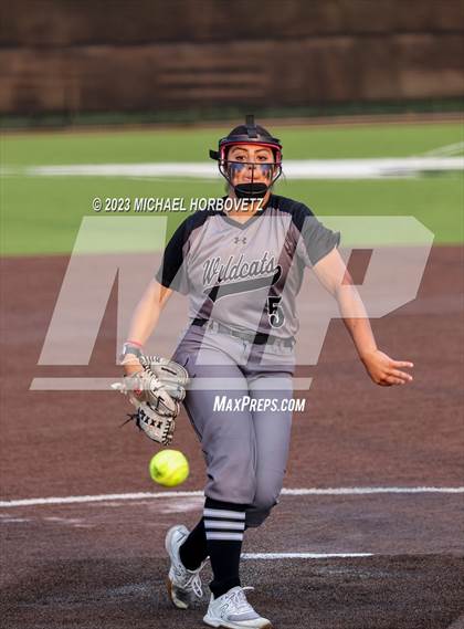 Thumbnail 1 in Keller vs. Guyer (UIL 6A Regional Final) photogallery.