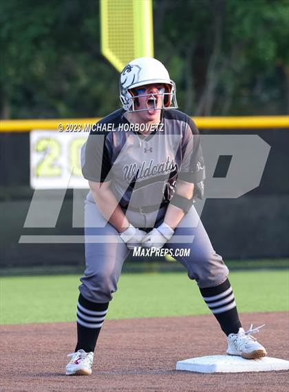 Thumbnail 3 in Keller vs. Guyer (UIL 6A Regional Final) photogallery.