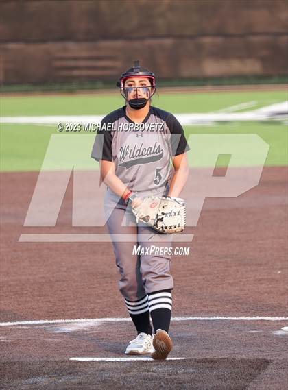 Thumbnail 1 in Keller vs. Guyer (UIL 6A Regional Final) photogallery.