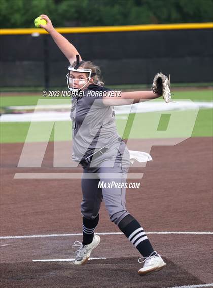 Thumbnail 1 in Keller vs. Guyer (UIL 6A Regional Final) photogallery.
