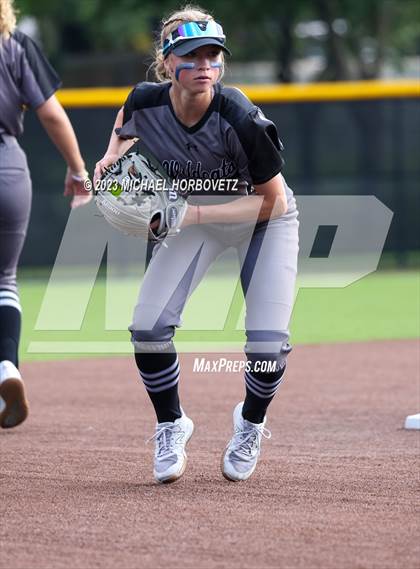 Thumbnail 3 in Keller vs. Guyer (UIL 6A Regional Final) photogallery.