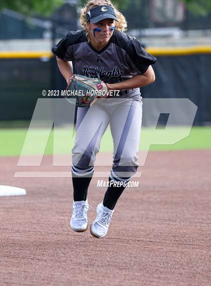 Thumbnail 3 in Keller vs. Guyer (UIL 6A Regional Final) photogallery.