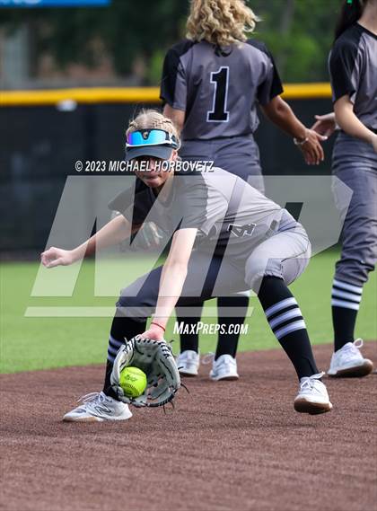 Thumbnail 2 in Keller vs. Guyer (UIL 6A Regional Final) photogallery.