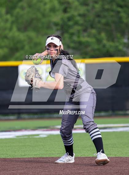 Thumbnail 3 in Keller vs. Guyer (UIL 6A Regional Final) photogallery.