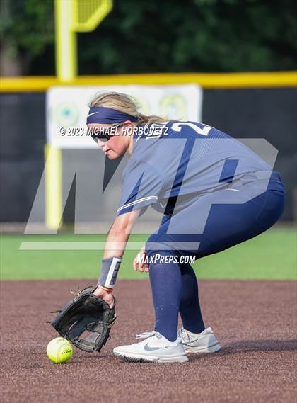 Thumbnail 3 in Keller vs. Guyer (UIL 6A Regional Final) photogallery.
