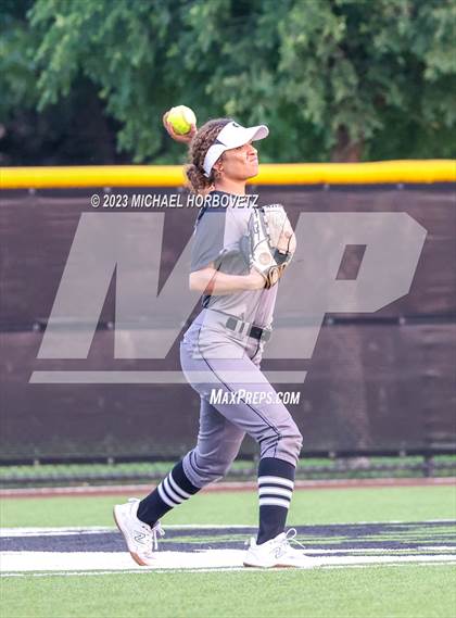 Thumbnail 1 in Keller vs. Guyer (UIL 6A Regional Final) photogallery.